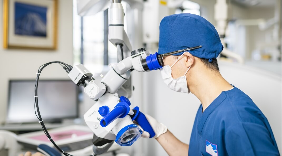 診察する医師の写真