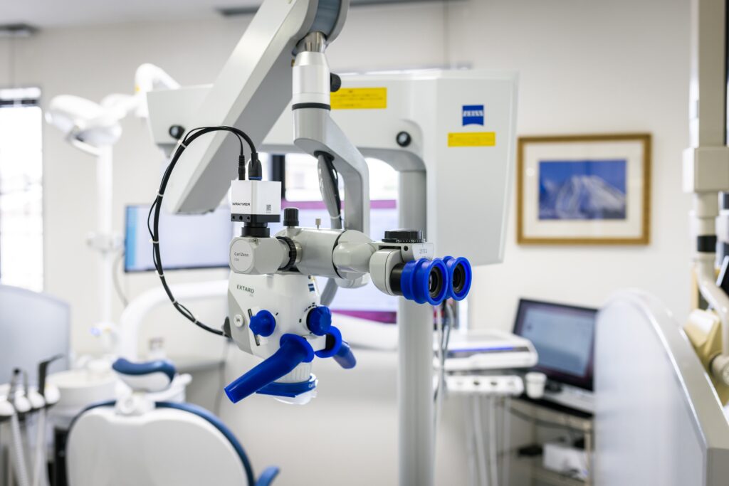 手術用顕微鏡（マイクロスコープ）での診療を行います。